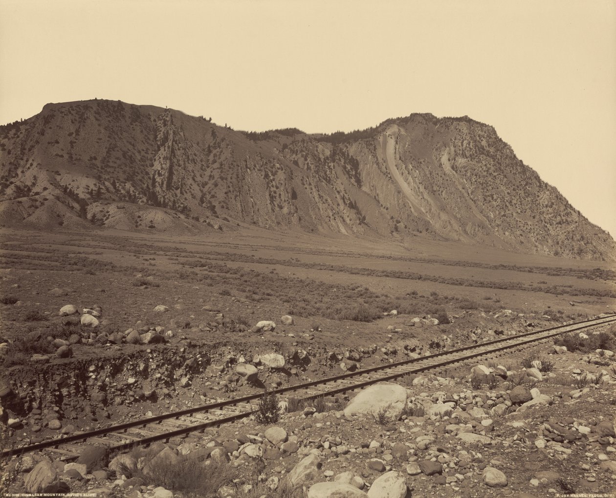 シナバー・マウンテンとデビルズ・スライド、1880-1889年（写真） 作： フランク・ジェイ・ヘインズ