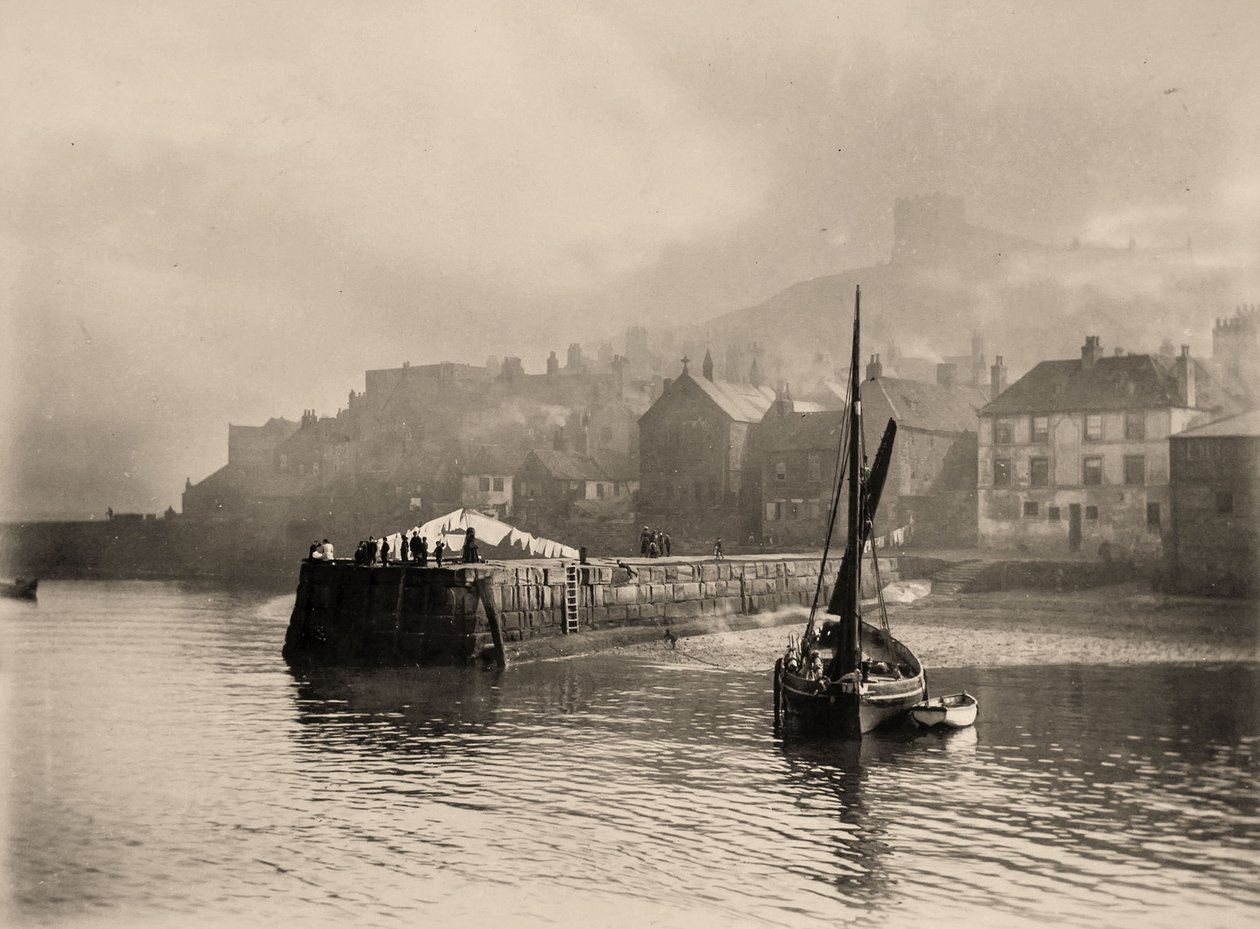 ノース・ヨークシャー、ウィットビーの港の眺め。1884年(写真) 作： フランクメドウサトクリフ