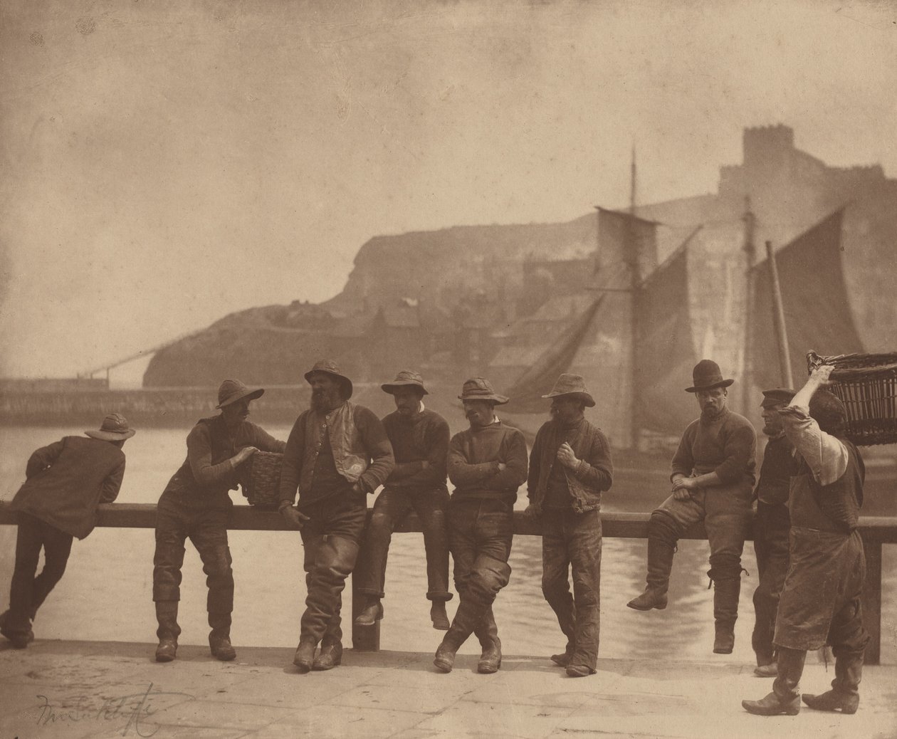 ウィットビーの漁師たち,c.1885年（写真） 作： フランクメドウサトクリフ