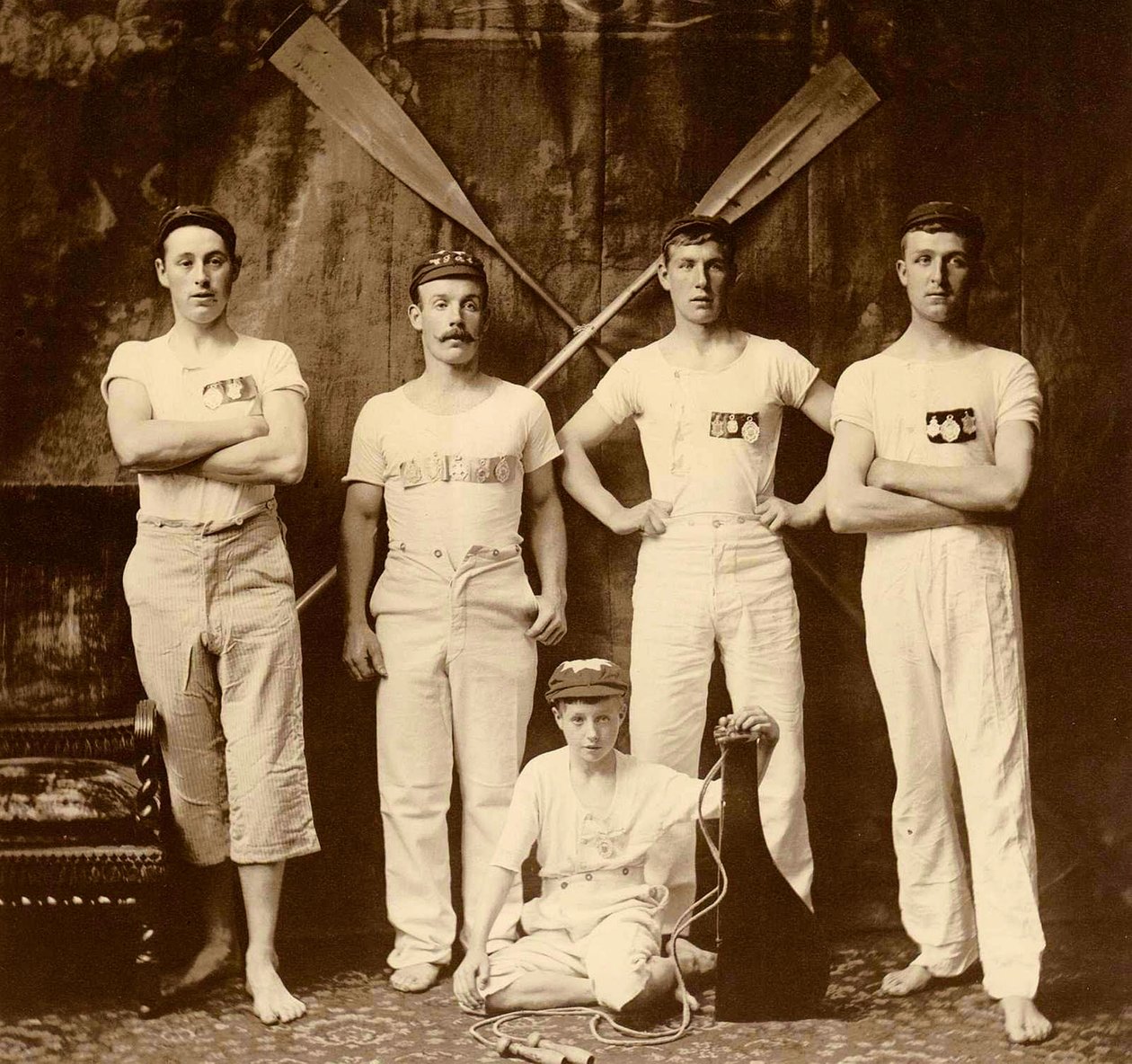 ウィットビーフレンドシップローイングクラブクルー、ウィットビー、イギリス。 1901 作： フランクメドウサトクリフ
