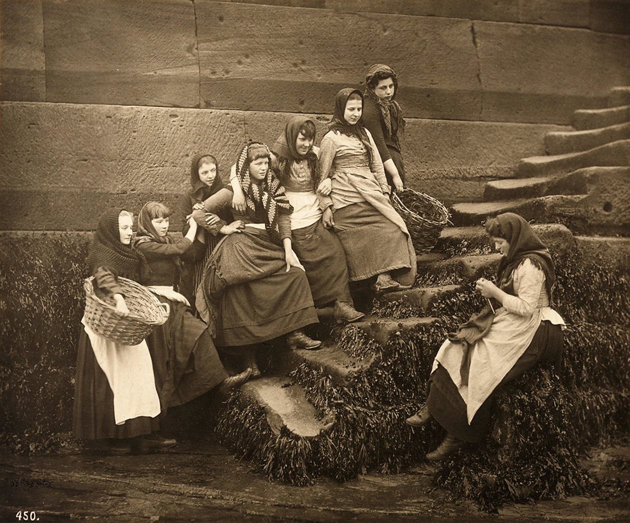 捕まる日々を待っている女性たち、ウィットビーハーバー、ノースヨークシャー、c.1899 作： フランクメドウサトクリフ