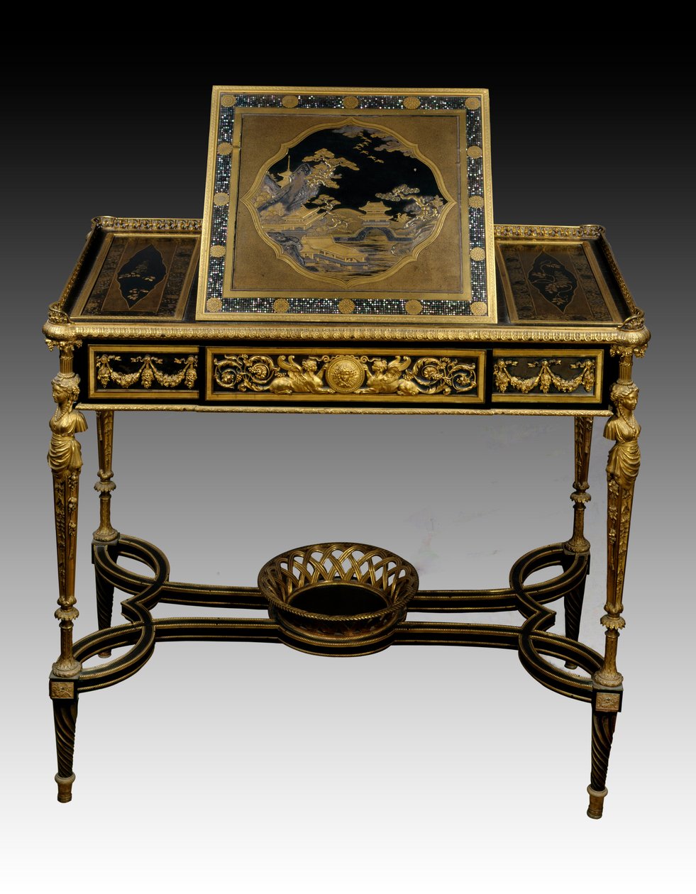 Schreibtisch aus lackiertem Holz von Francois Remond und Adam Weisweiler aus dem Kabinett von Königin Marie Antoinette in Saint Cloud. 1784. Paris, Louvre Museum von François Rémond