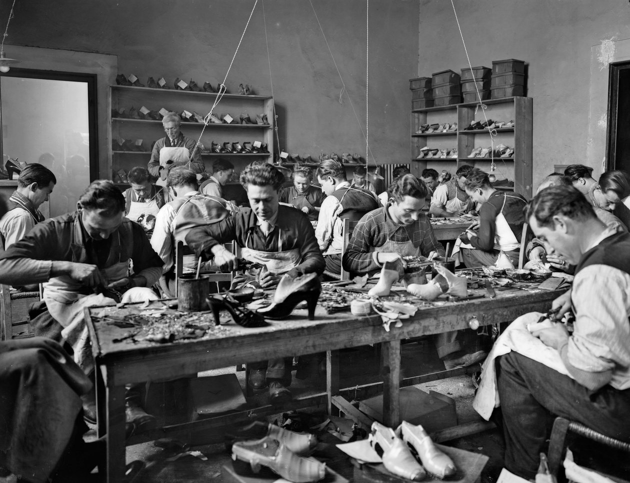 1937年にフィレンツェのパラッツォフェローニにある靴のデザイナー兼製造者であるフェラガモのスタジオで職人が働いていた（ガラス板） 作： Fratelli Alinari Fratelli Alinari