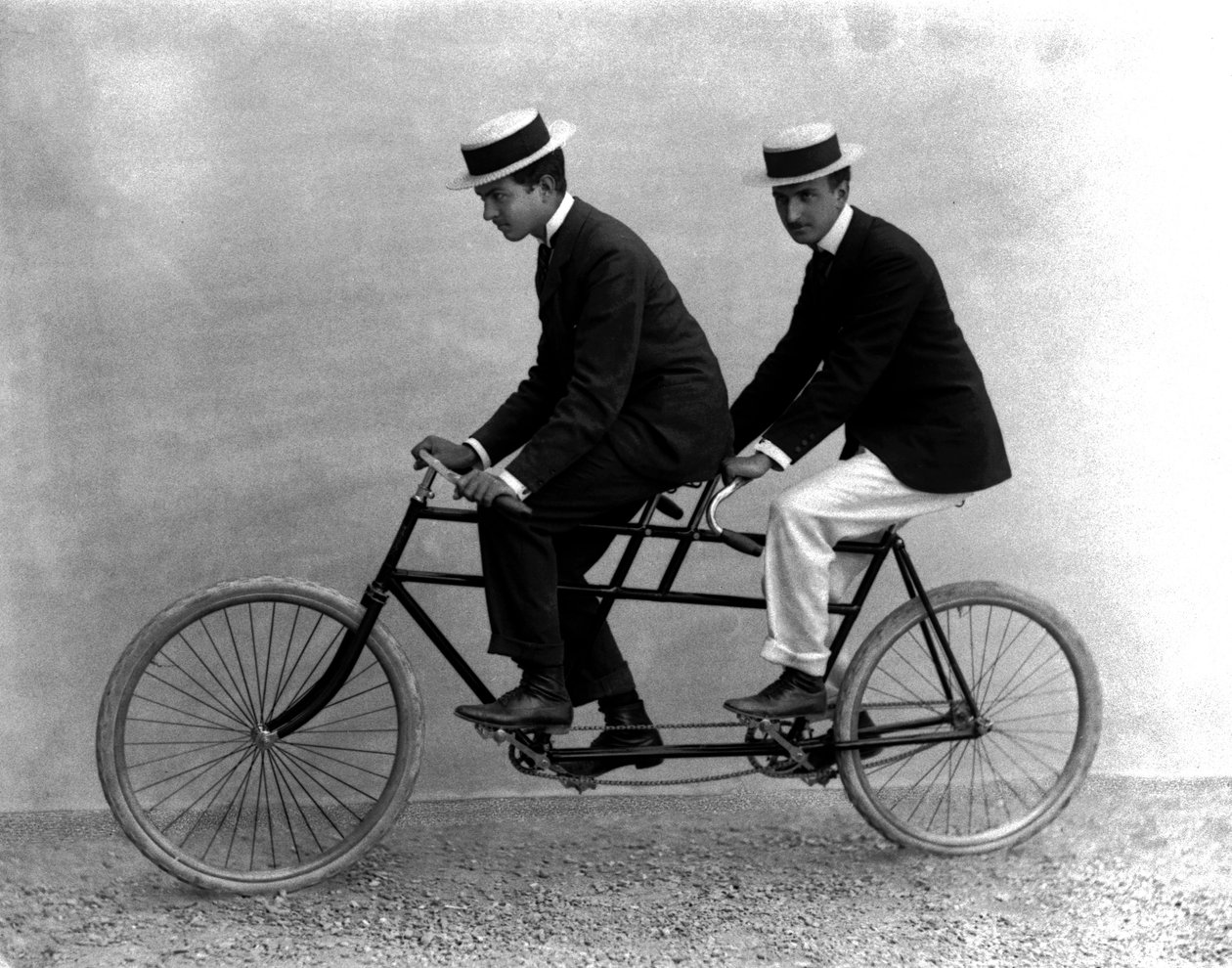 タンデムを着た2人の男性、フィレンツェ、1895年（ガラス板） 作： Fratelli Alinari Fratelli Alinari