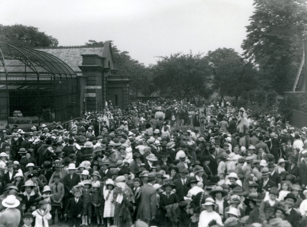 ロンドン動物園の訪問者の群衆、1922年8月の祝日 作： フレデリックウィリアムボンド