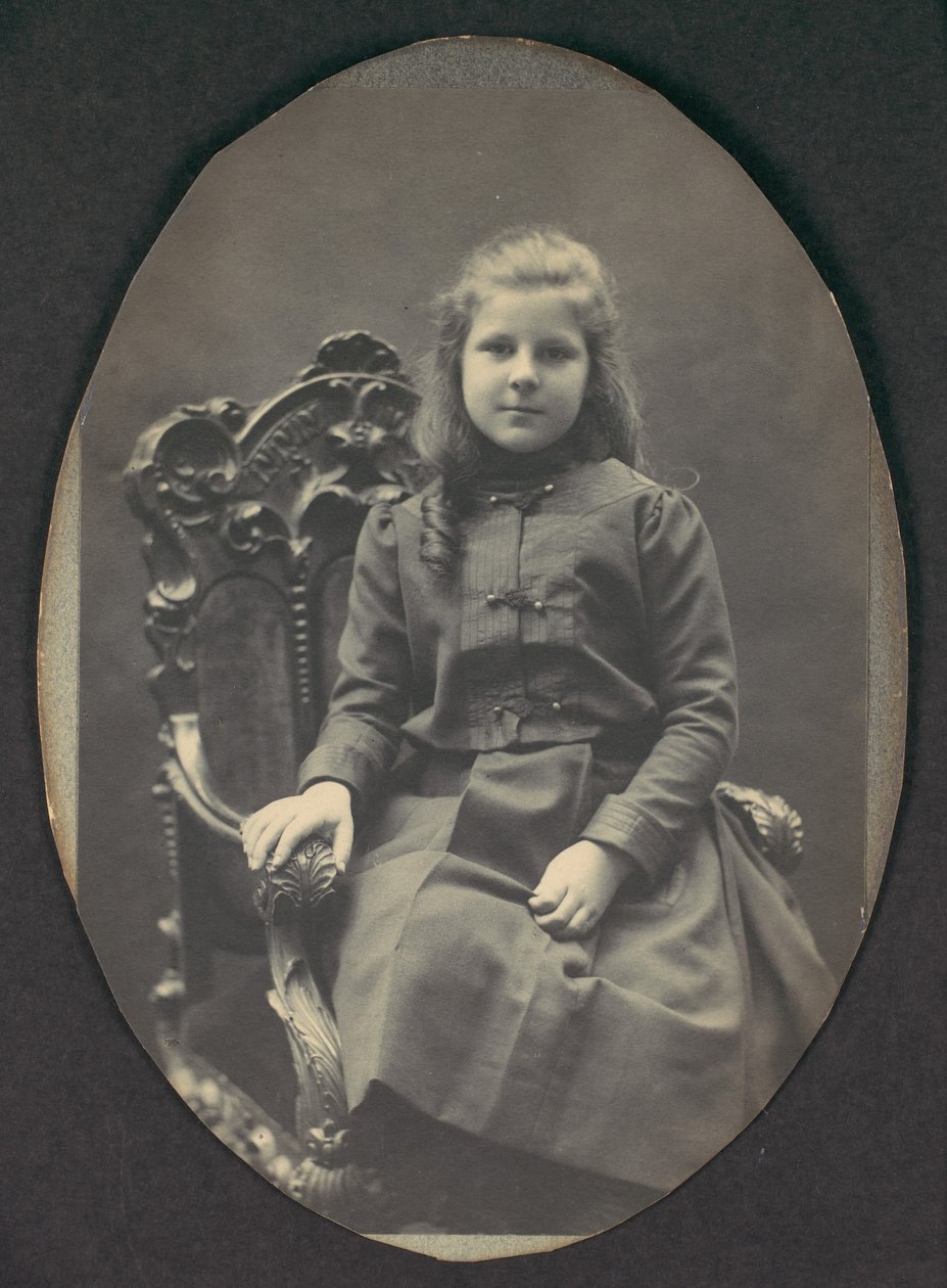 [リングレットを持つ少女、座っている、4 分の 3 の長さ]、1890 年代。 作： フレデリック・グテクンスト