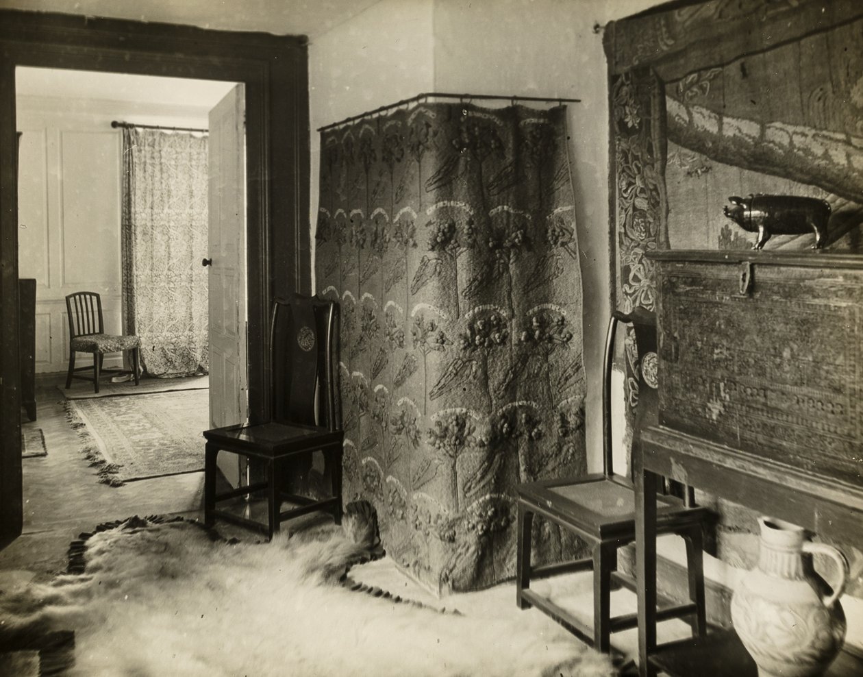 ケルムスコット・マナー：パラレルルームへの通路 作： フレデリック・H・エヴァンス