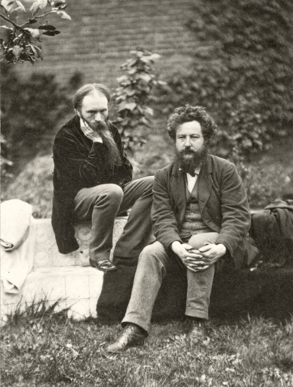 エドワードバーンジョーンズ卿（1833-98）とウィリアムモリス（1834-96）のポートレート写真、フレデリックホリアー（1837-1933）（セピア写真） 作： フレデリック・ホリアー