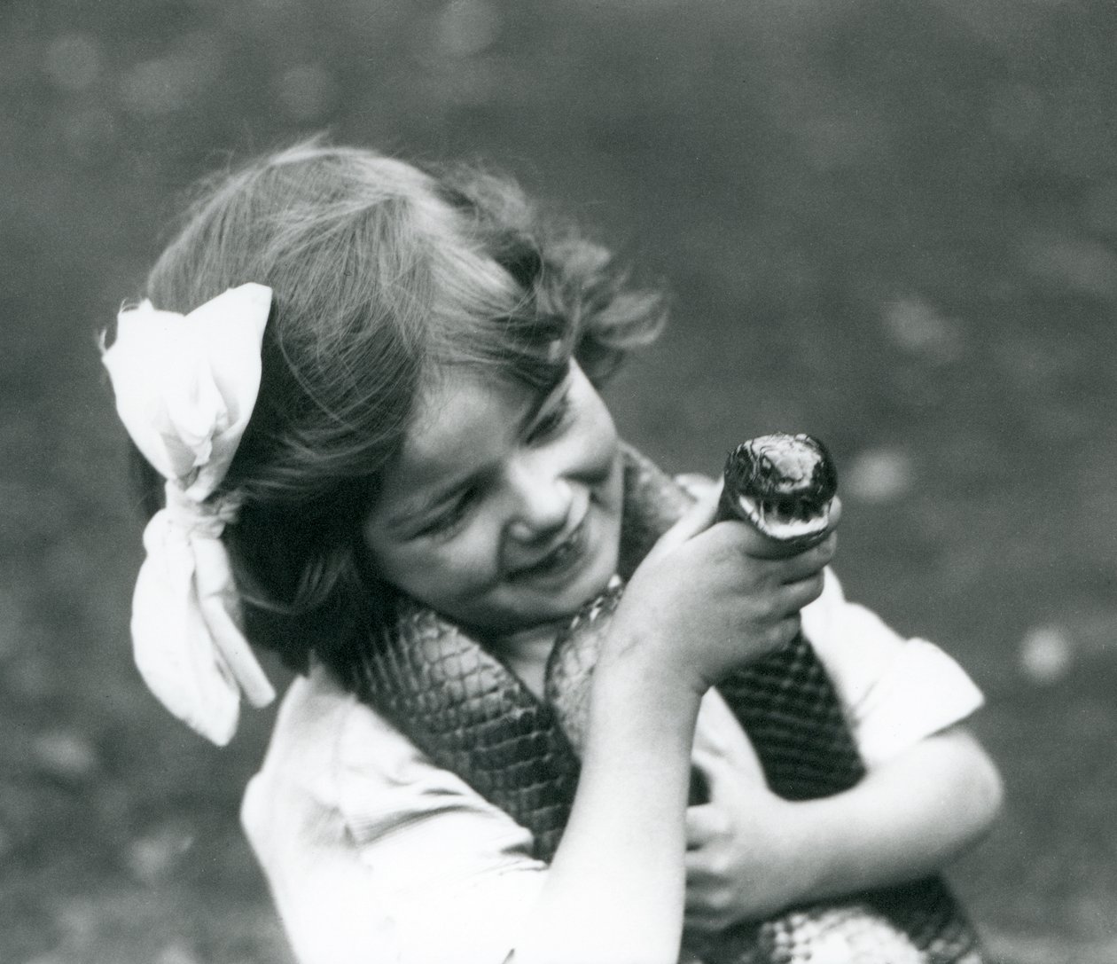 イースタンインディゴヘビを持つ少女、ベティ、ロンドン動物園、1924年 作： フレデリックウィリアムボンド