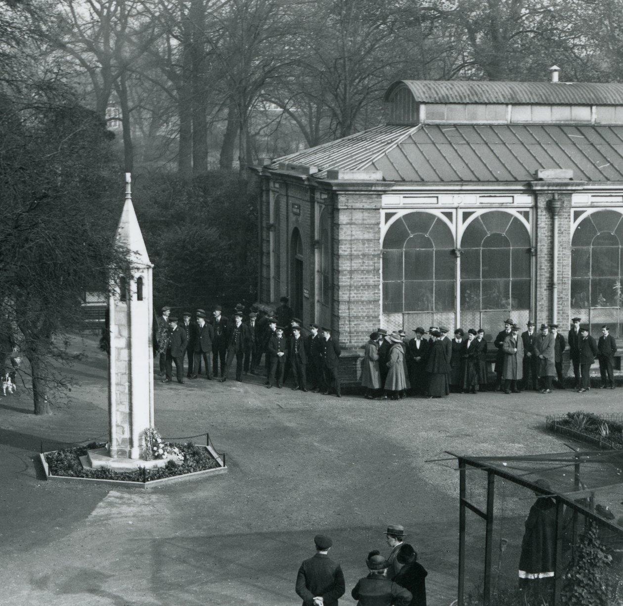 1923年11月11日、ロンドン動物園の戦争記念館での休戦の日 作： フレデリックウィリアムボンド