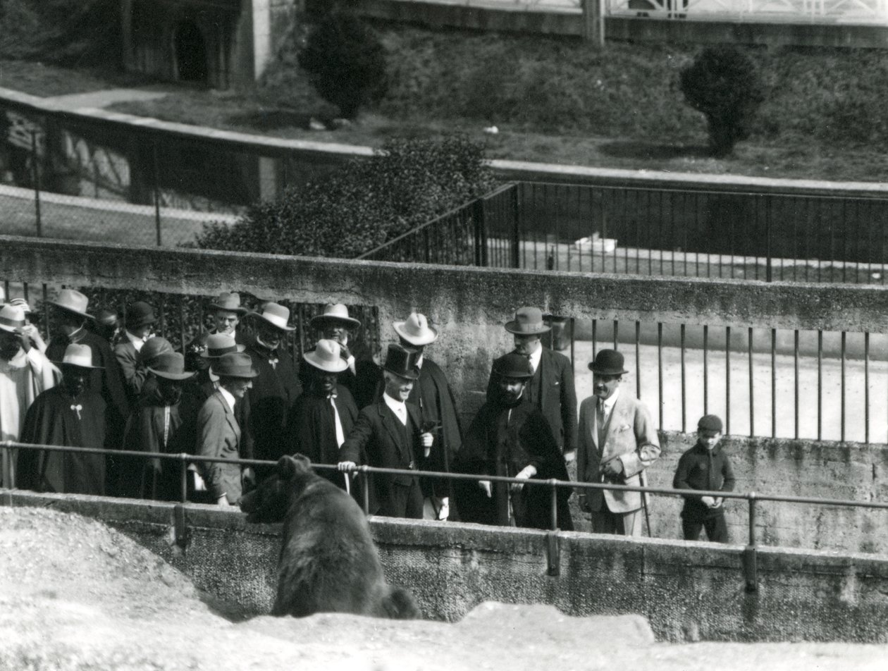 ピーターチャーマーズミッチェル卿、エチオピアのリージェントハイルセラシーとその側近とともに、1924年にロンドン動物園のマッピンテラスでヒグマを見た 作： フレデリックウィリアムボンド