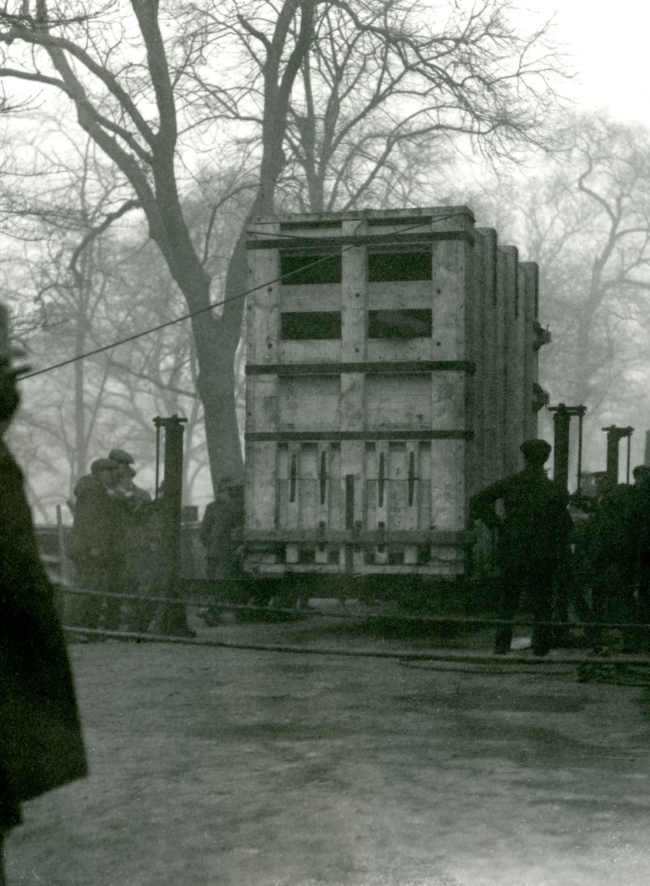 ロンドン動物園、木製の箱での女性のアジアゾウルキの輸送、1923年 作： フレデリックウィリアムボンド