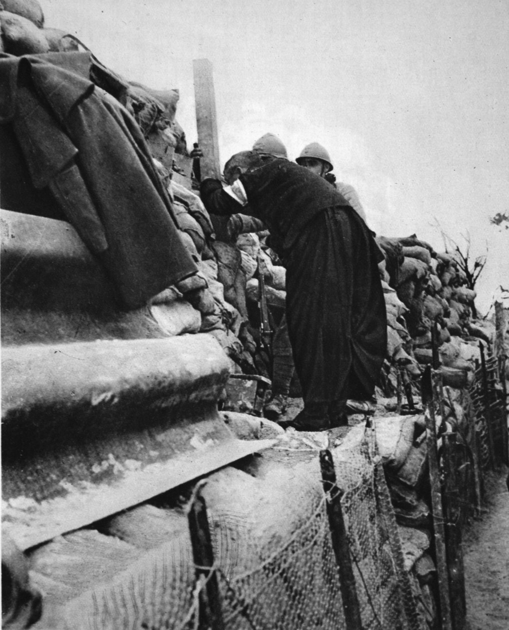 1917年1月31日、The Illustrated War Newsからのイラスト、塹壕潜望鏡を覗くフランスの司祭 作： フランスの写真家