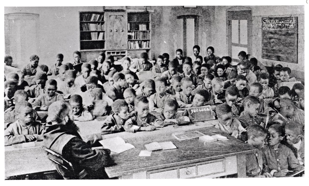 1914年までにフランス語圏のアフリカでクラスを教える僧侶 作： フランスの写真家