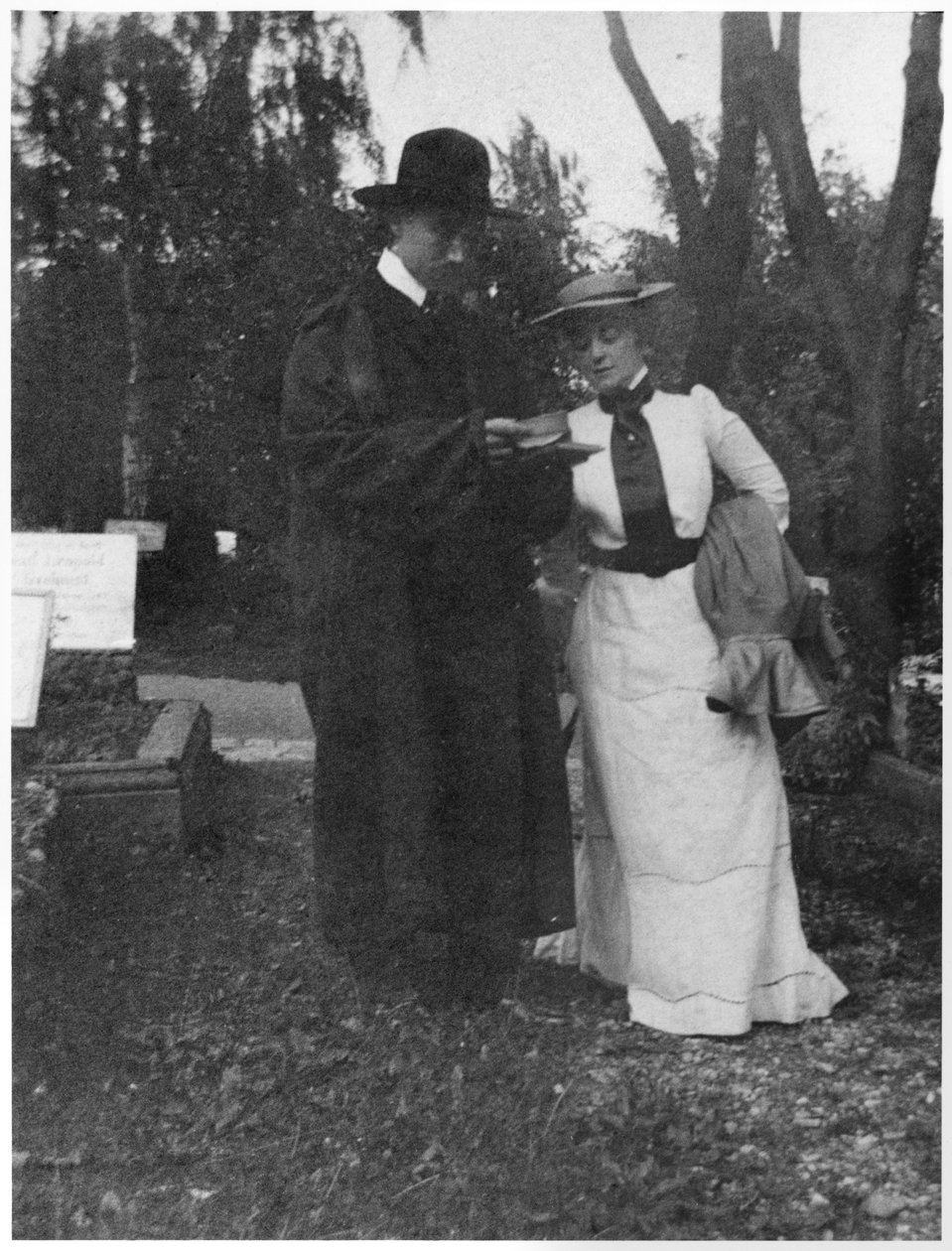 アンドレギデとマリアヴァンラッセルベルゲ、ワイマール、ドイツ、1903 作： フランスの写真家