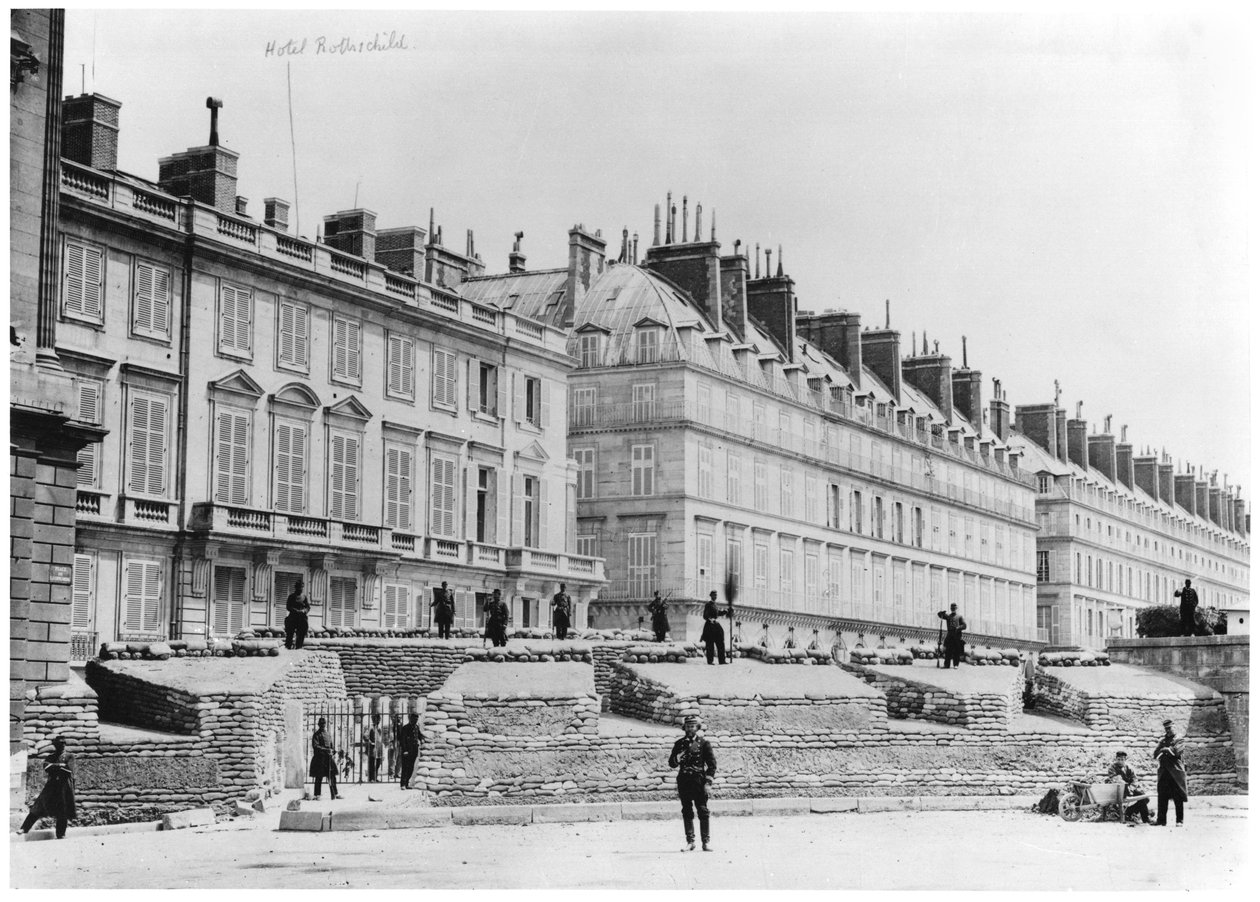 1871年、リヴォリ通りのパリのコミューン中のバリケード 作： フランスの写真家