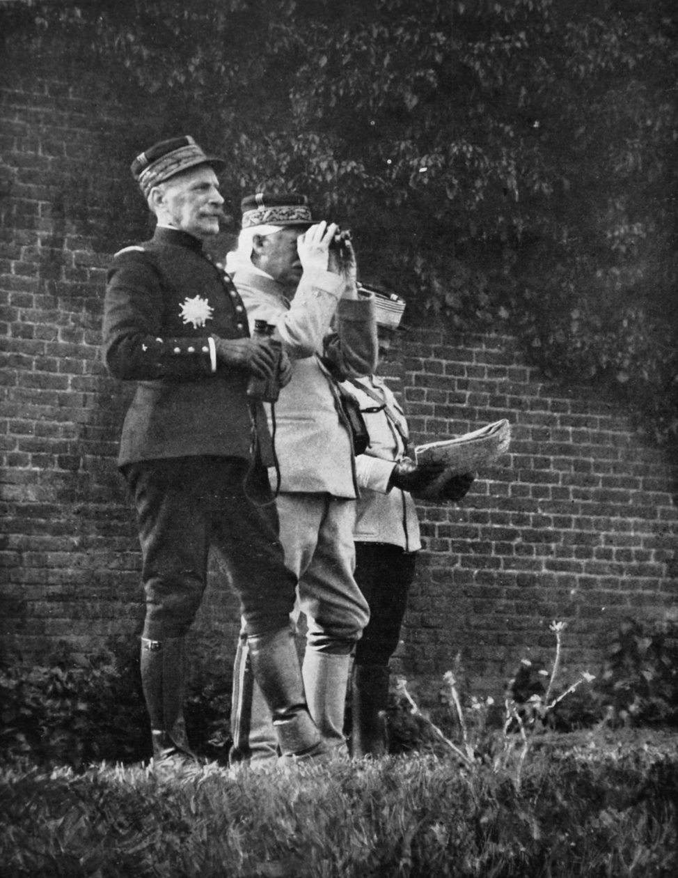 バトルデー-陸軍セクションの司令官であるフォッシュ将軍は、1915年にノースアラスでの攻撃の1つのステージを見ました 作： フランスの写真家