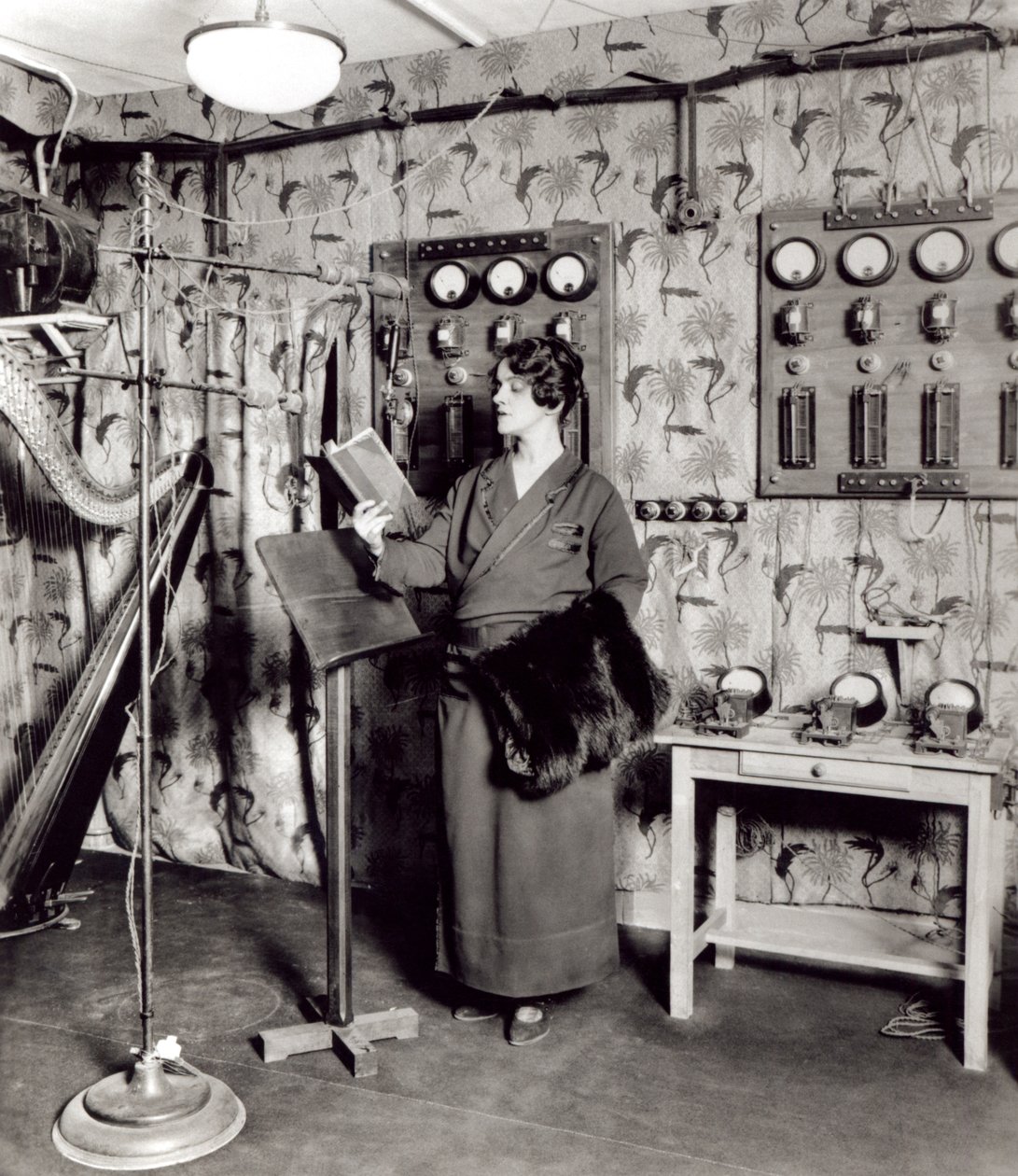 ラジオ録音スタジオのビアトリクスダッサン、1936年頃 作： フランスの写真家