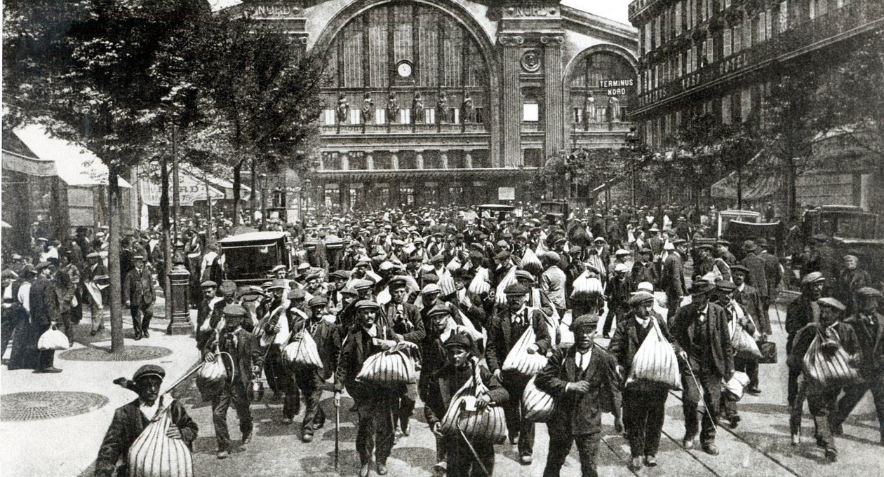 1914年にパリ北駅に到着した侵略地域のベルギー人と難民 作： フランスの写真家