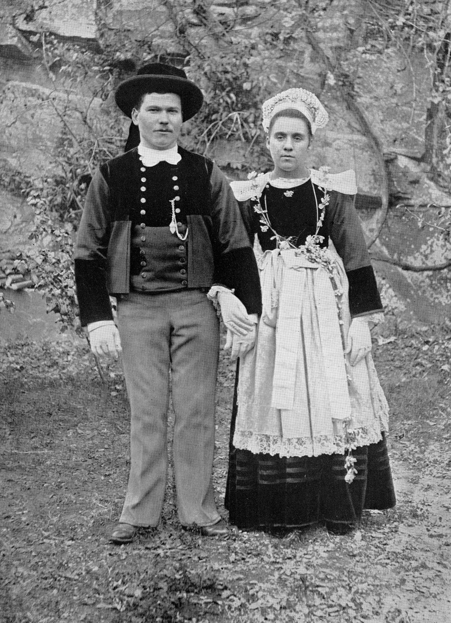 19世紀後半の伝統的なガラ衣装のブルトン夫婦 作： フランスの写真家