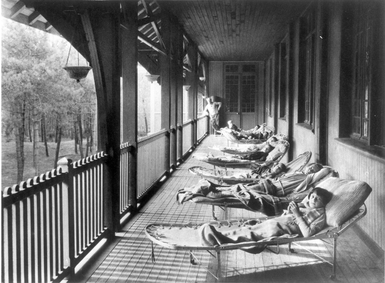 1930年頃のルンファンス協同組合のパンフレットからの、ヴォージュの回復期の家の子供たち 作： フランスの写真家