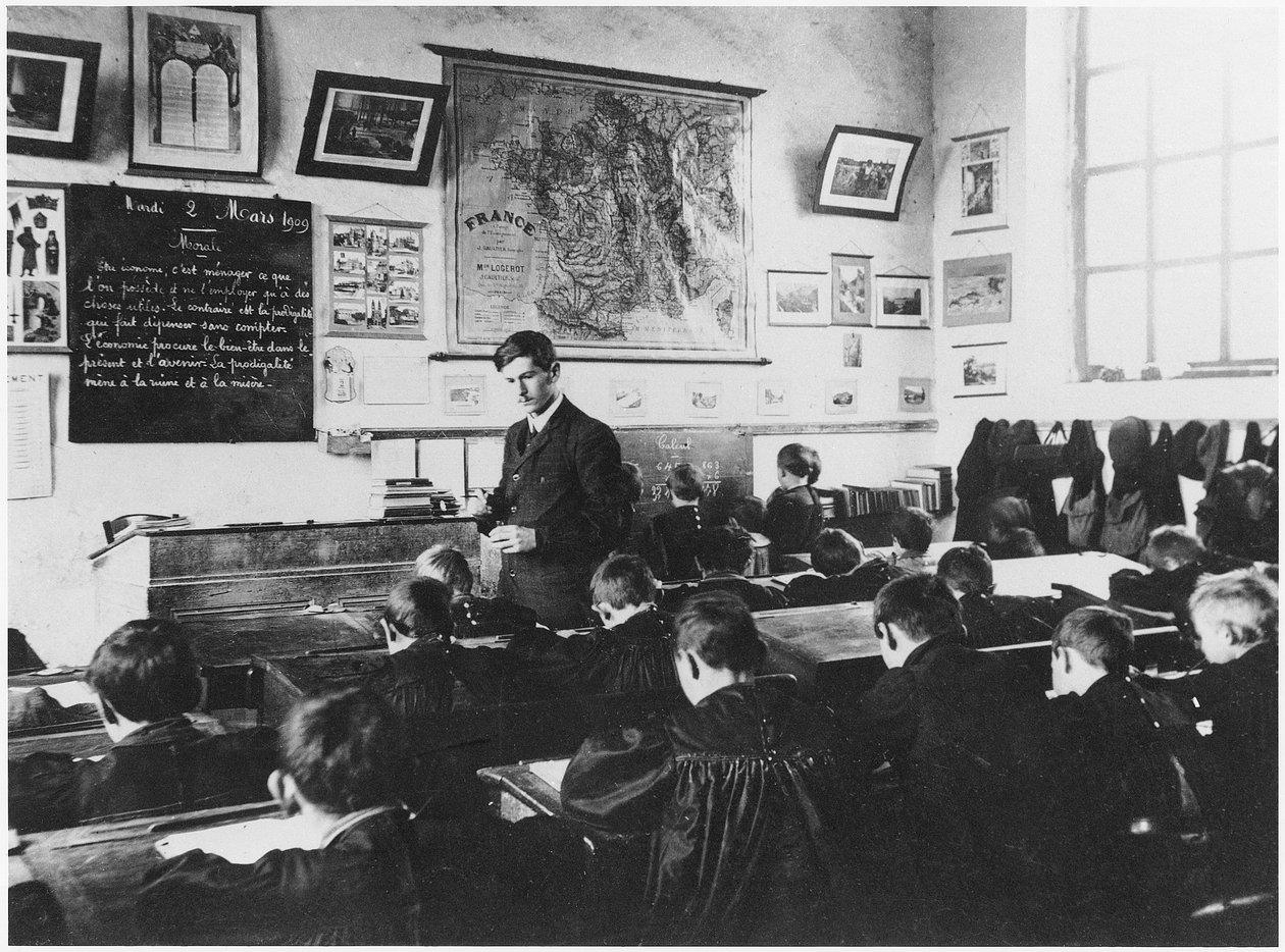 小学校のクラス、オーム、1909年3月2日 作： フランスの写真家