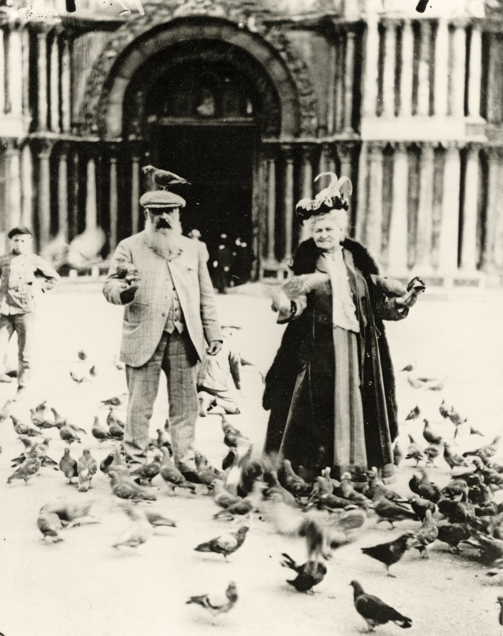 クロードモネ（1840〜1926年）とその妻、アリス（1844-1911年）、1908年10月、ヴェネツィアのサンマルコ広場 作： フランスの写真家