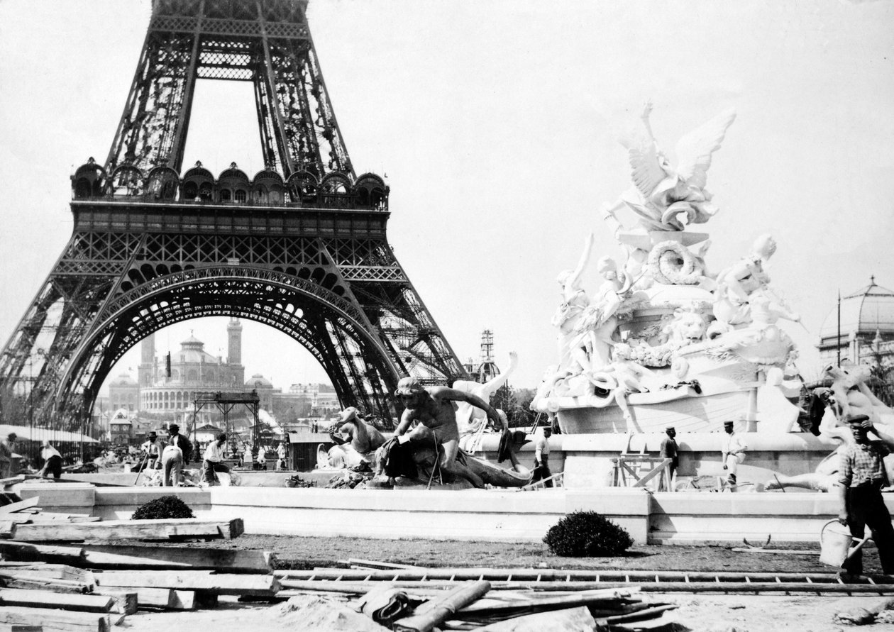 エッフェル塔近くの噴水聖ビダルの建設、1889年パリ展 作： フランスの写真家