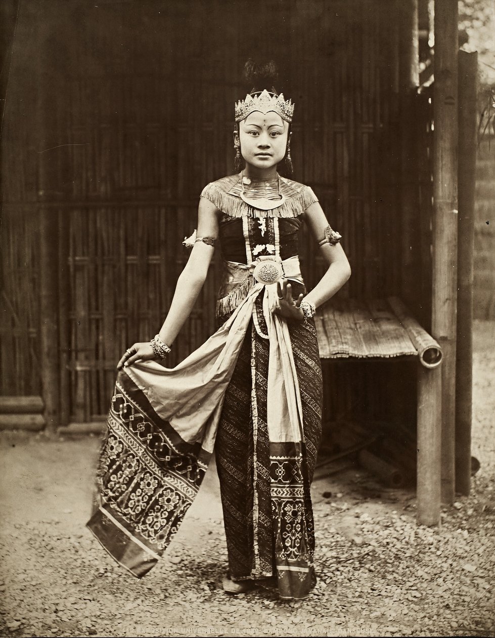 ジャワの村のダンサー、パリ万国博覧会、1889年（アルブメン版） 作： フランスの写真家