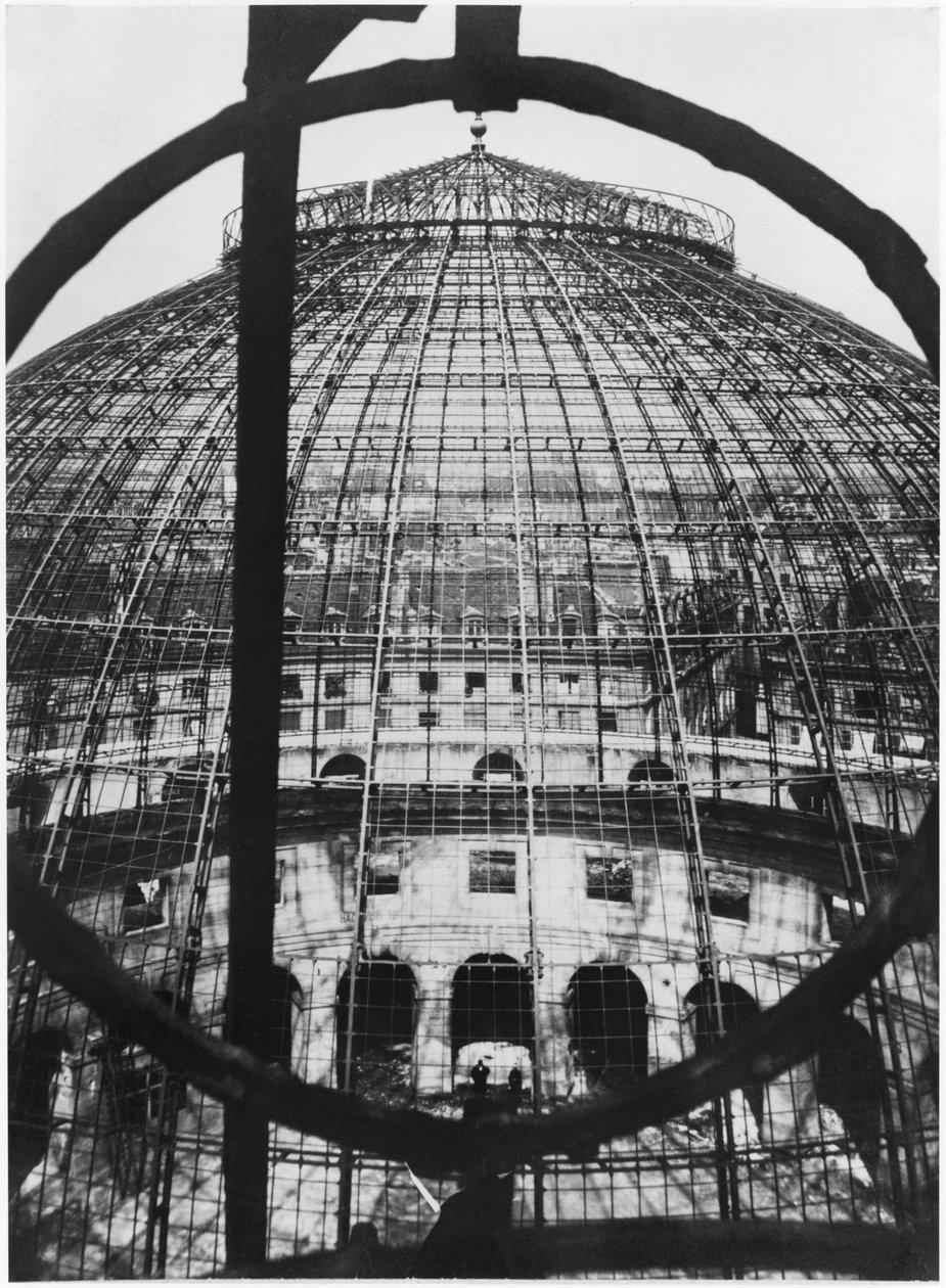 1887年、パリの穀物市場の解体 作： フランスの写真家
