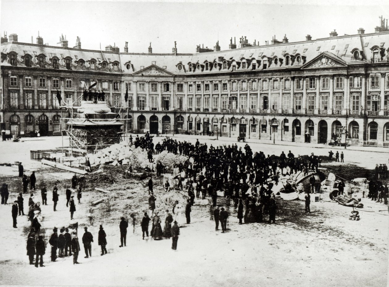 1871年のコミューン中のヴァンドームコラムの破壊 作： フランスの写真家