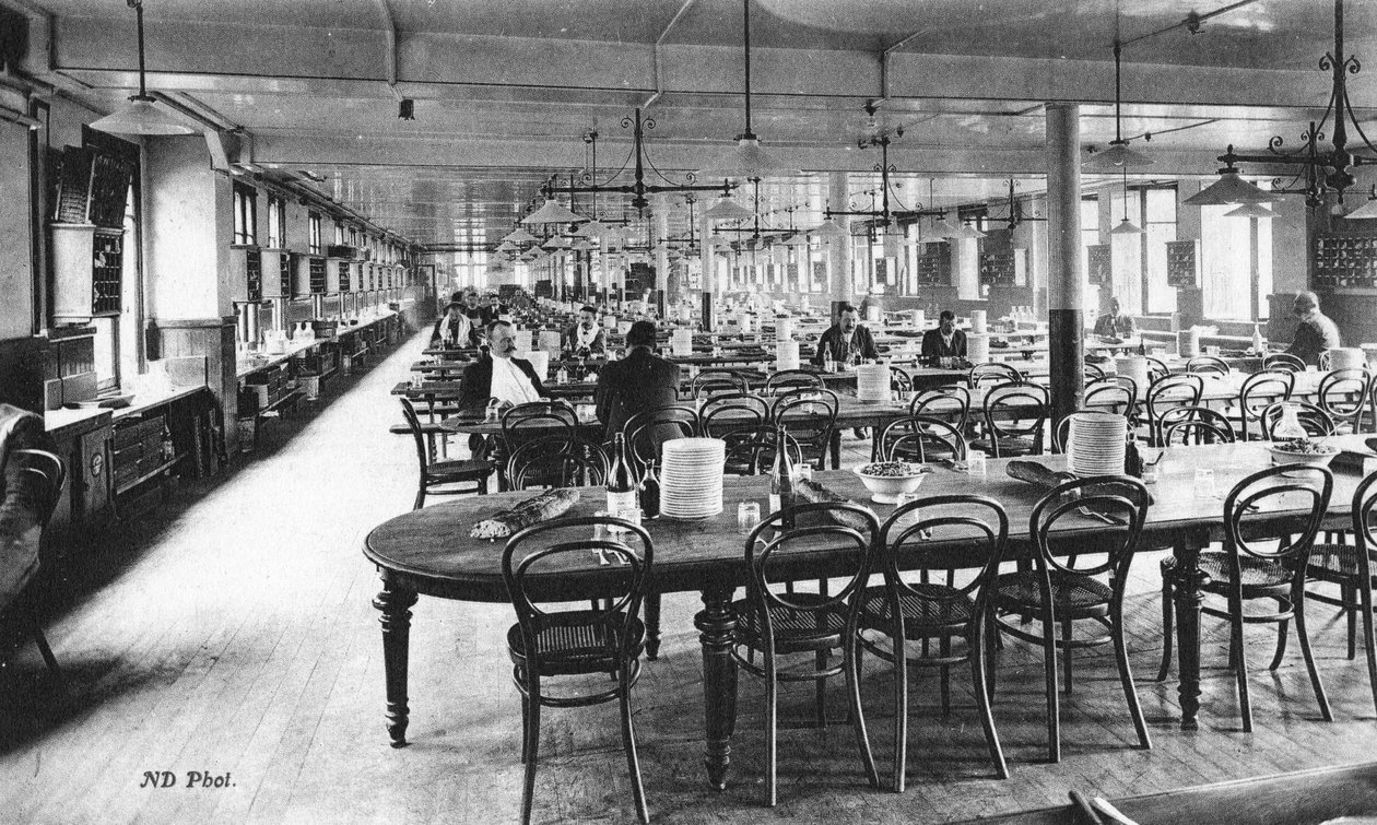 1890年頃、パリのボンマルシェ百貨店の従業員用ダイニングルーム 作： フランスの写真家