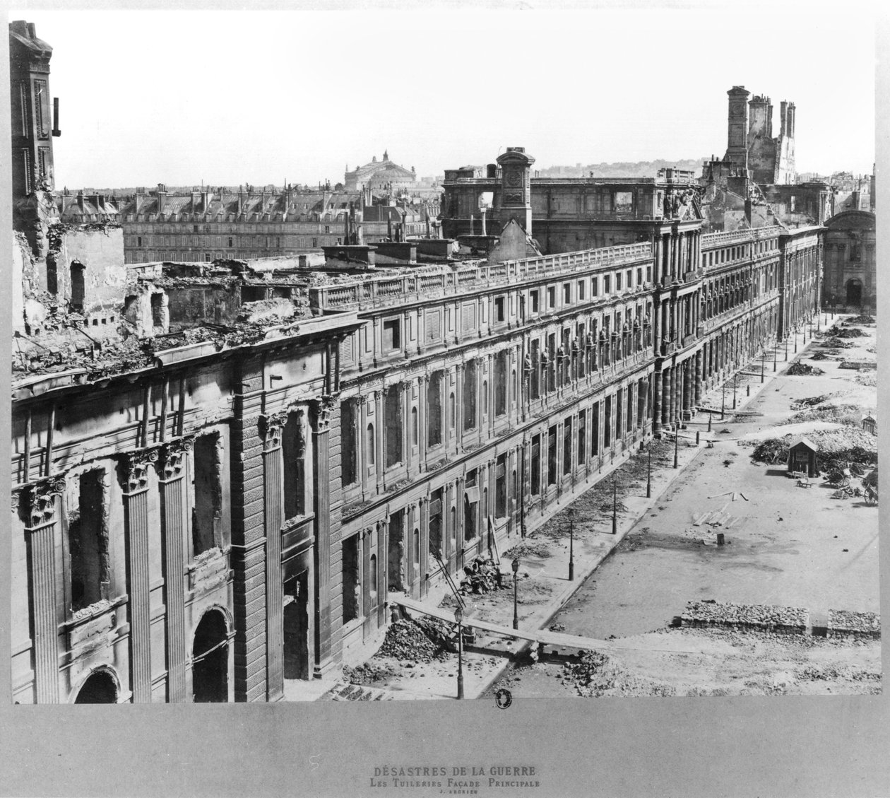 戦争の災害：1871年のパリのコミューンにおけるチュイルリー 作： フランスの写真家