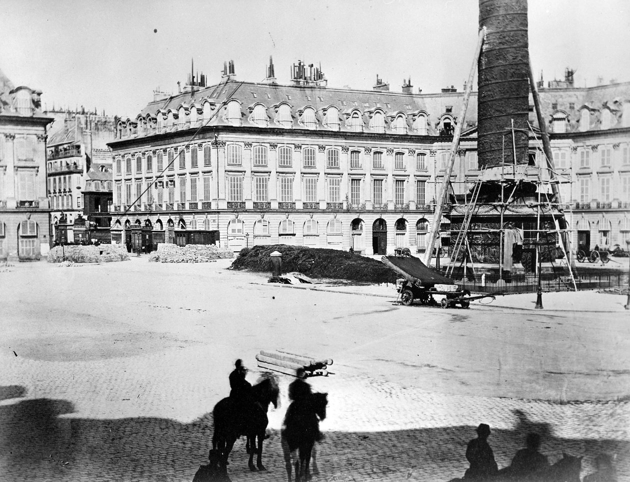 ヴァンドーム柱の解体、1871 作： フランスの写真家