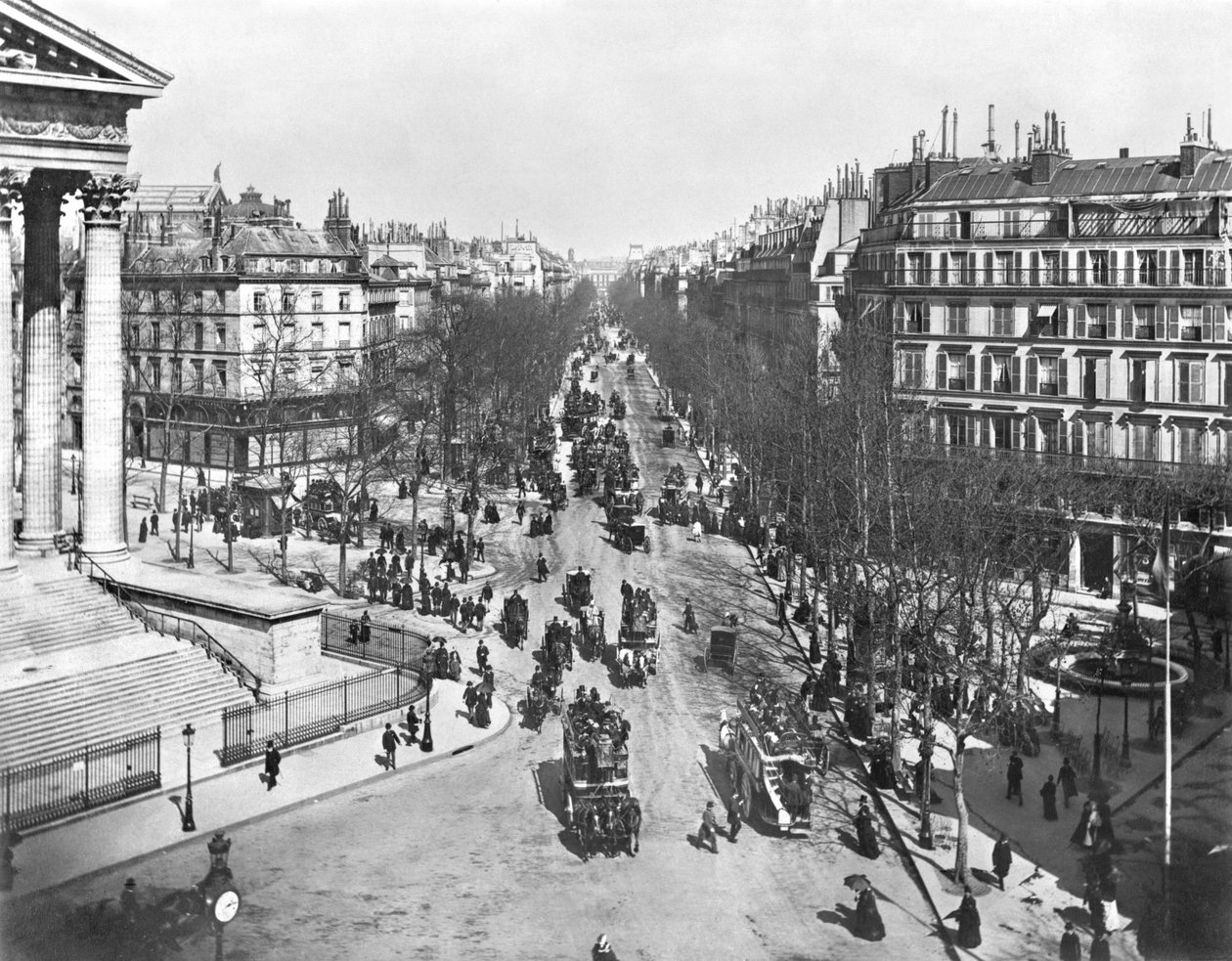 19世紀後半のマドレーヌ広場の全景 作： フランスの写真家