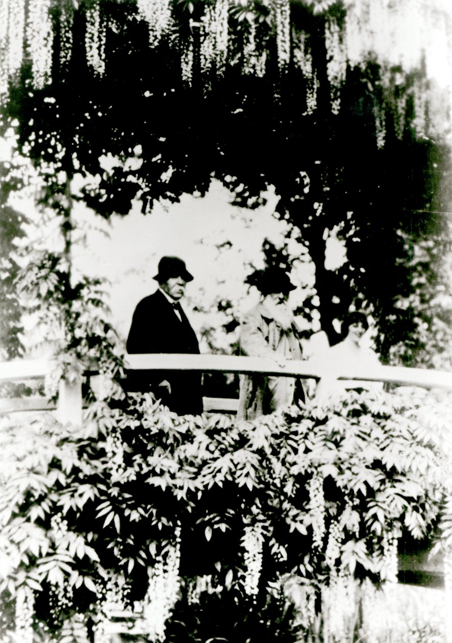 ジョルジュクレマンソー（1841-1929）クロードモネ（1841-1926）とアリスバトラー（1894-1949）、ジヴェルニー、1921年、モネの庭の日本橋 作： フランスの写真家