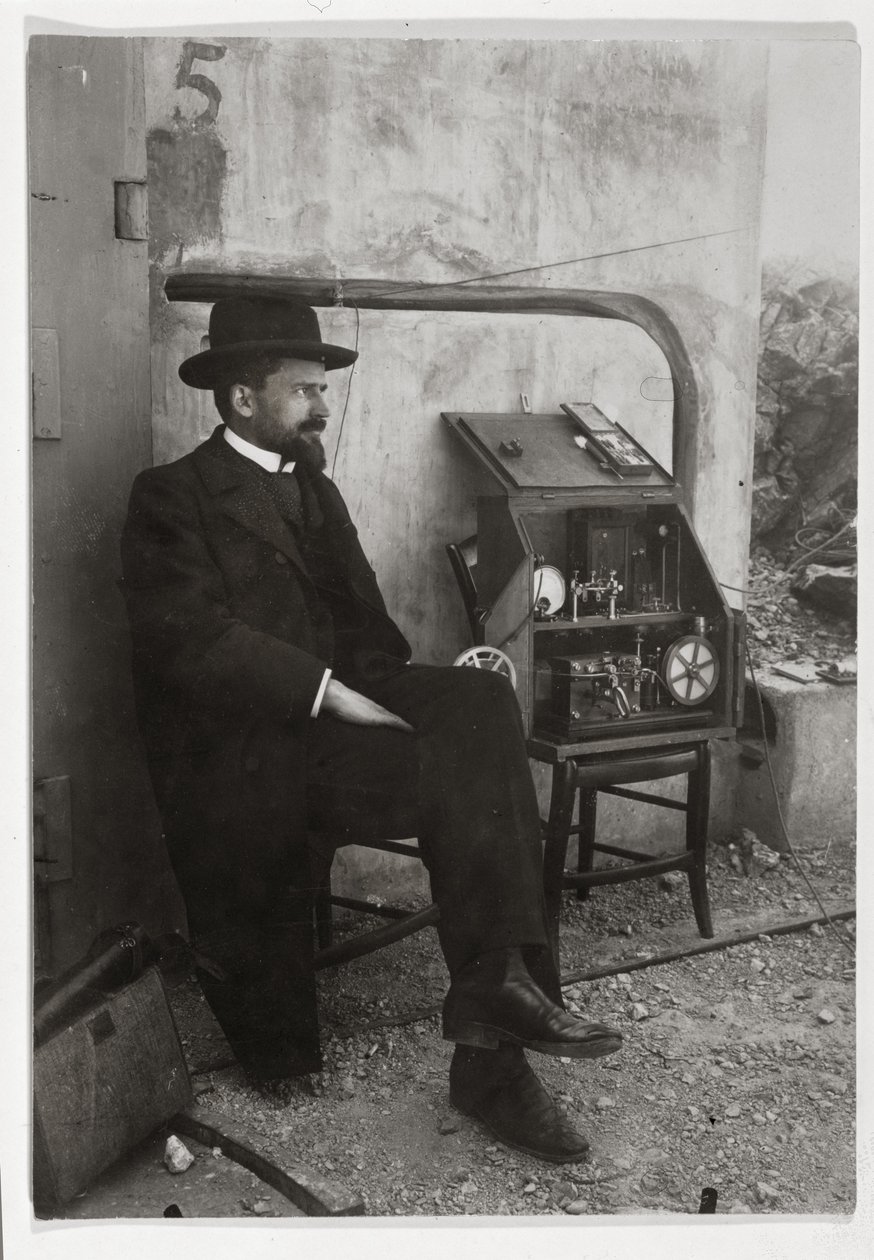 最初のTSFマシンの横にあるギュスターヴフェリー、1900年頃 作： フランスの写真家
