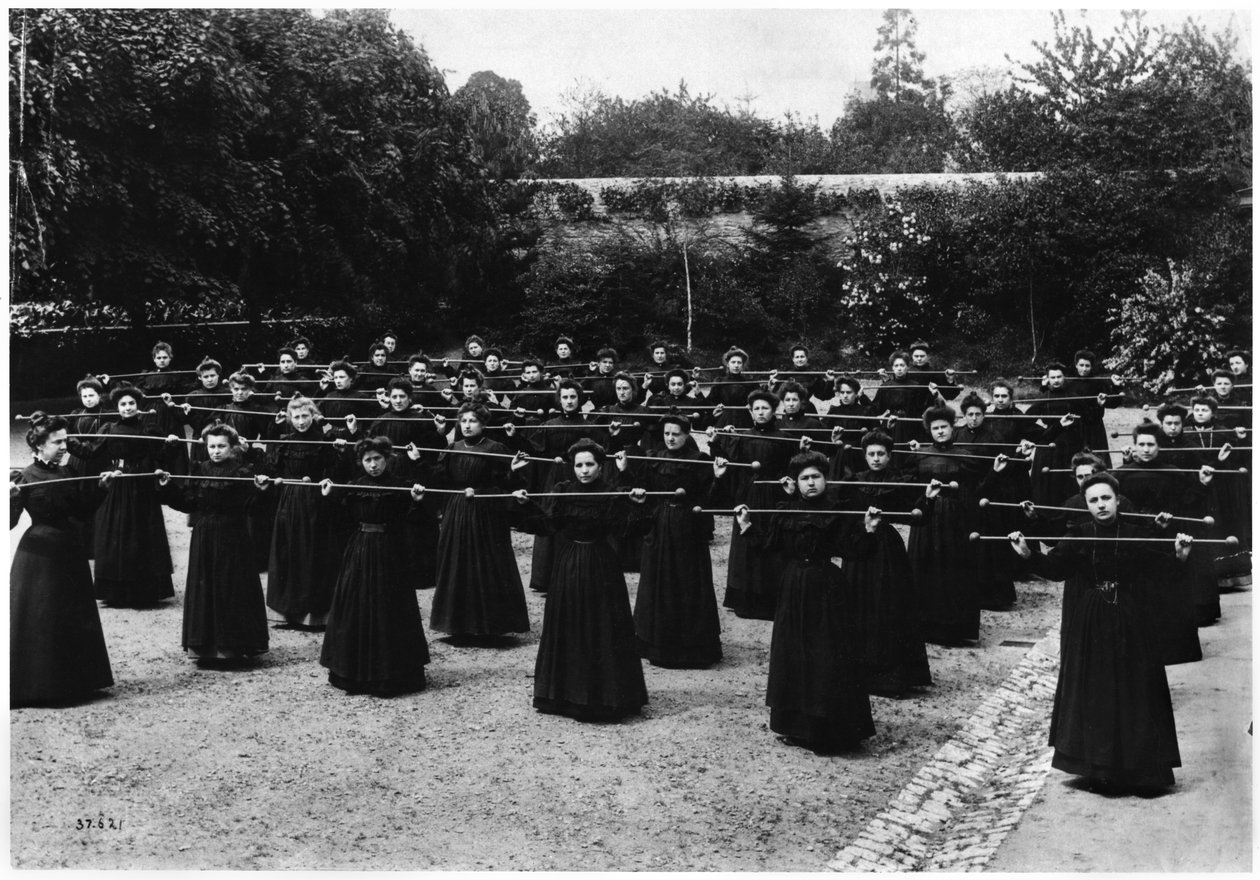 マイエンヌのエコールノルマルデインスティトゥートでの体操、1900年頃 作： フランスの写真家