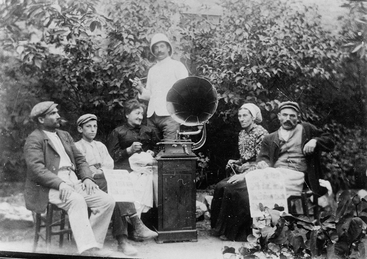 ベジエ近くで蓄音機を聞くc。 1910 作： フランスの写真家