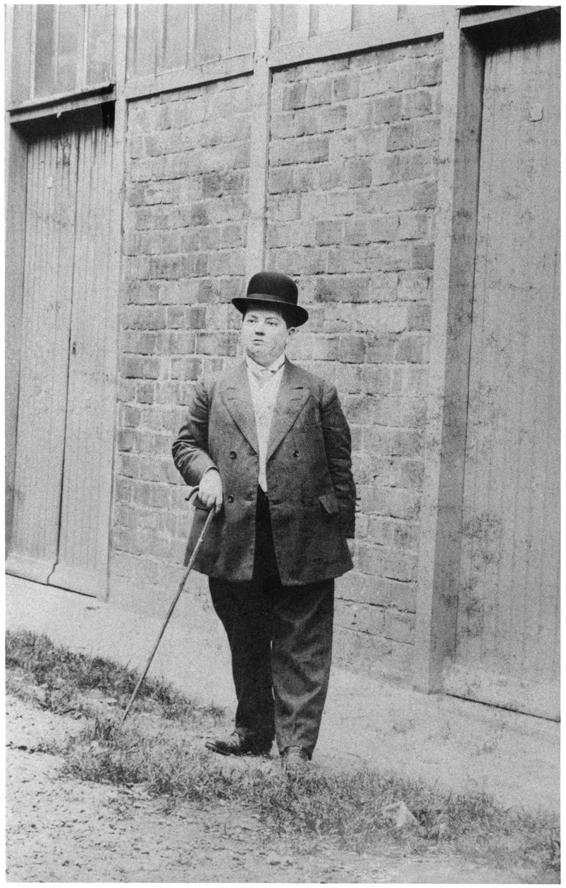 1912年5月、パリの7区で社会主義党の候補者として男装したマドレーヌペルティエ（1874-1939） 作： フランスの写真家
