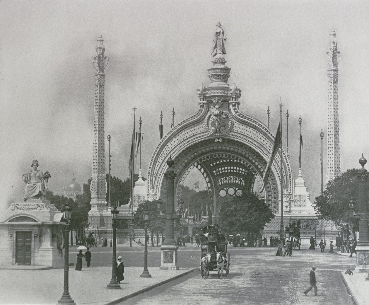 メインエントランス-1900年パリの万国博覧会 作： フランスの写真家