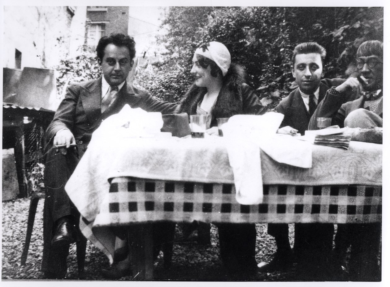 マン・レイ（1890-1976）マデリーン・アンスバッハ、ロバート・デスノス（1900-45）およびレナード・フジタ（1886-1968）c.1930 作： フランスの写真家