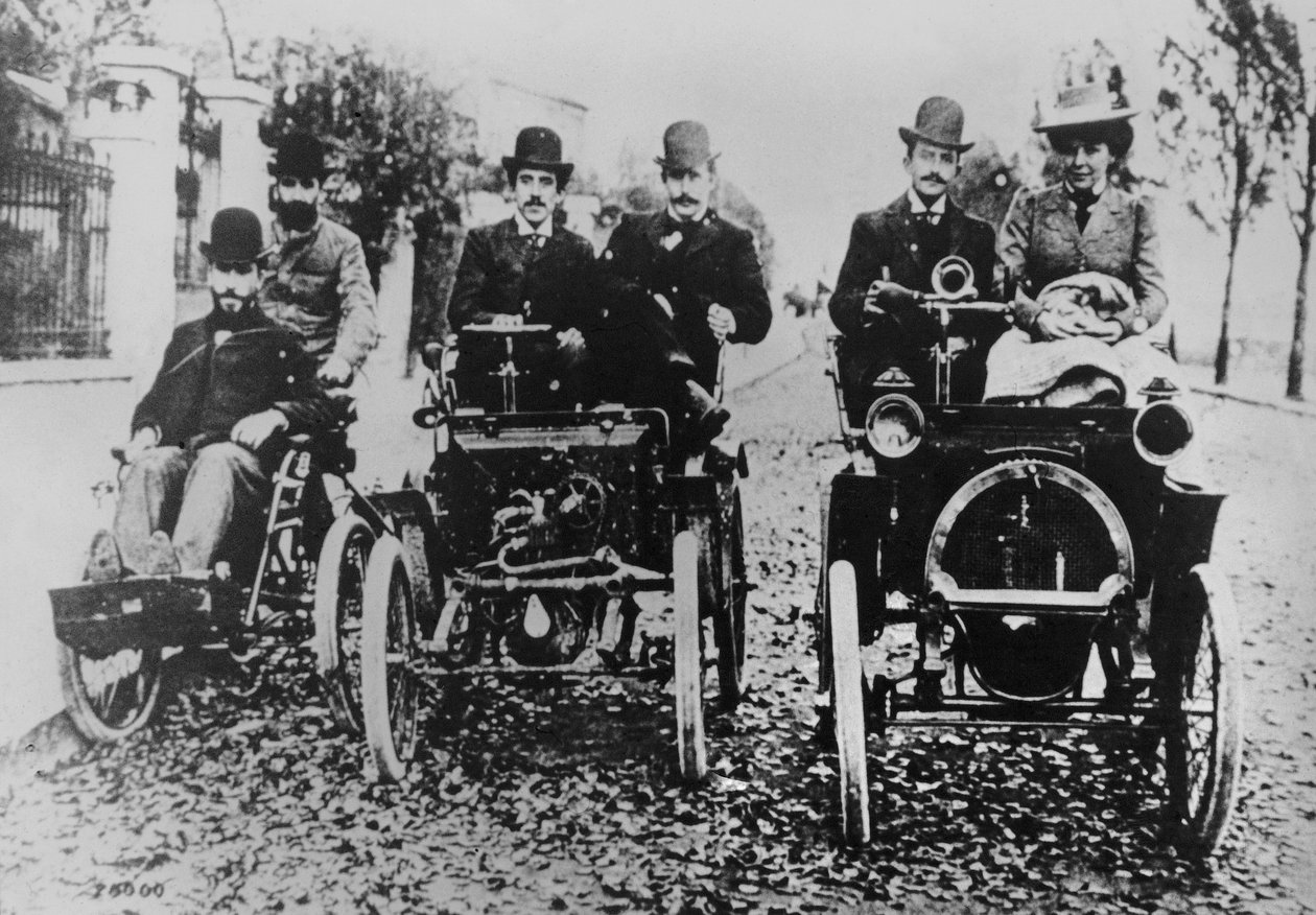 マルセル（d.1903）とルイ（1877-1944）ルノーの運転、1898 作： フランスの写真家