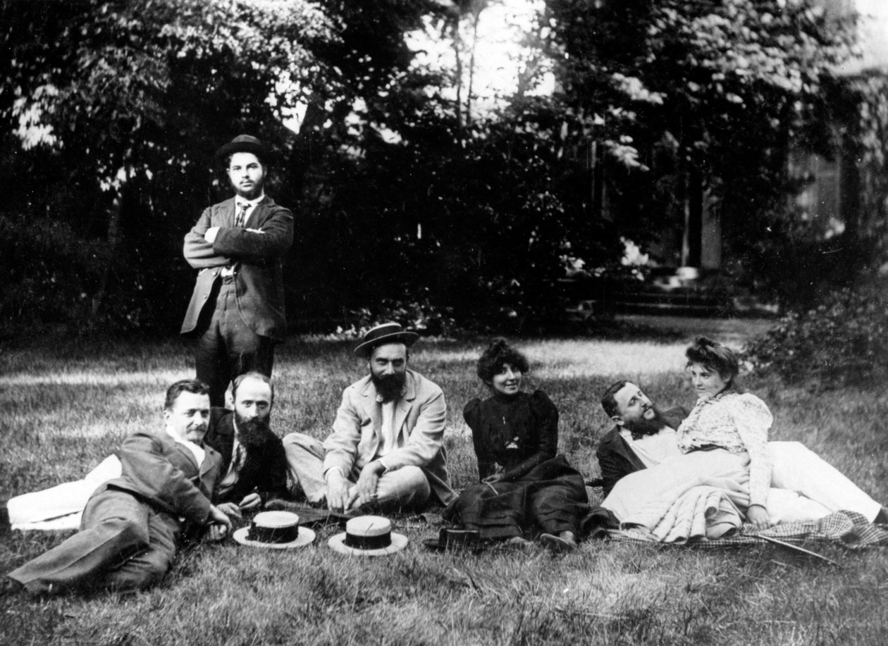 ヴィルヌーヴシュルヨンヌのナタンソン家、ルレの庭に座っているナビグループのメンバー 作： フランスの写真家