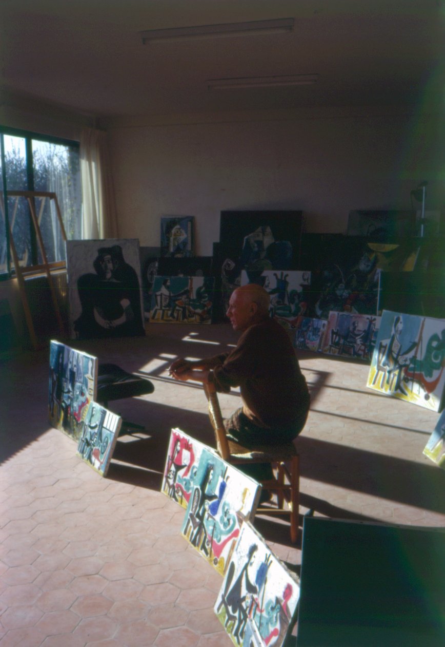 パブロ・ピカソ（1881-1973）スタジオで彼のシリーズに囲まれた画家と彼のモデル 作： フランスの写真家