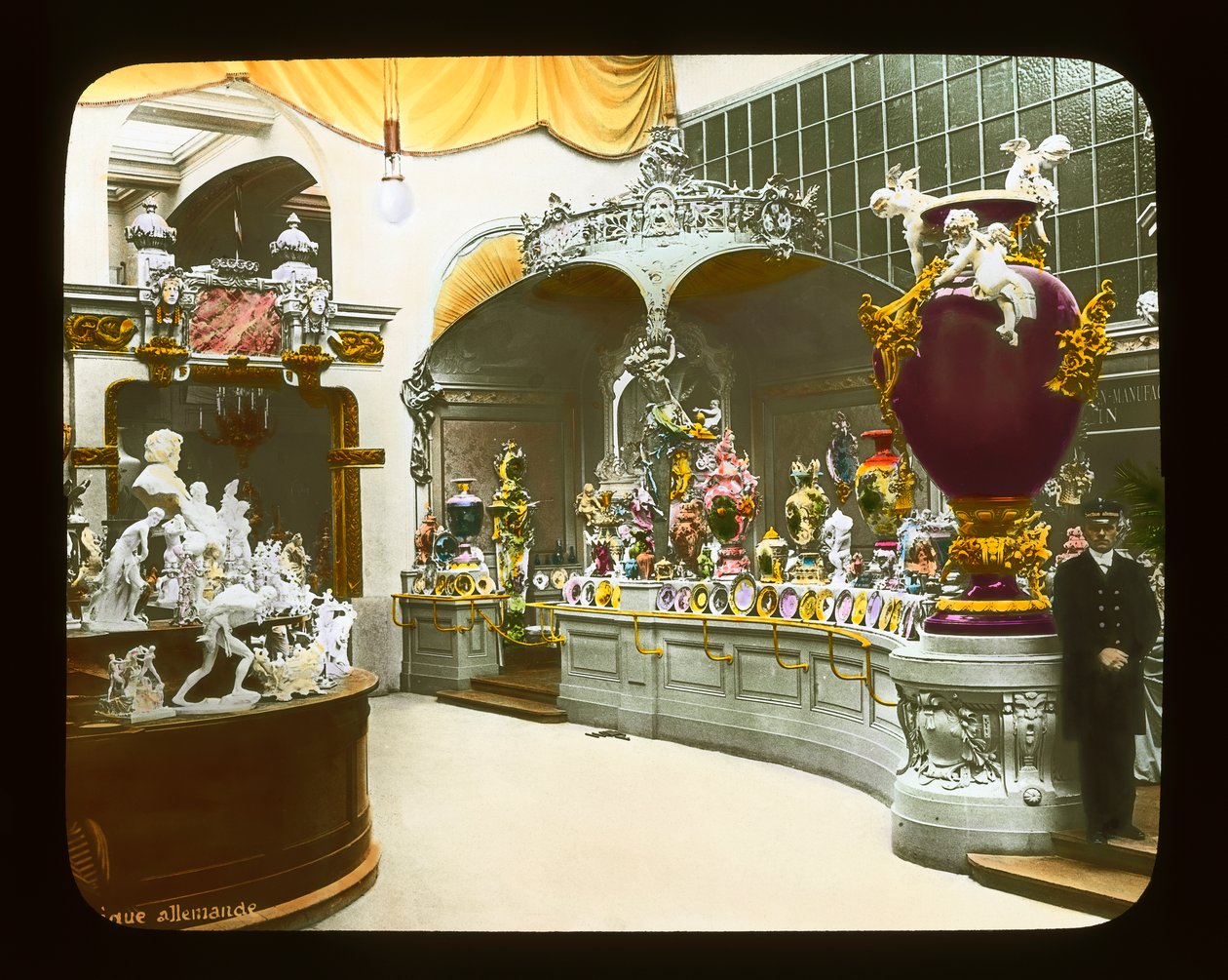 パリ博覧会：磁器の王立工房、ドイツ磁器展示、1900（ランタンスライド） 作： フランスの写真家