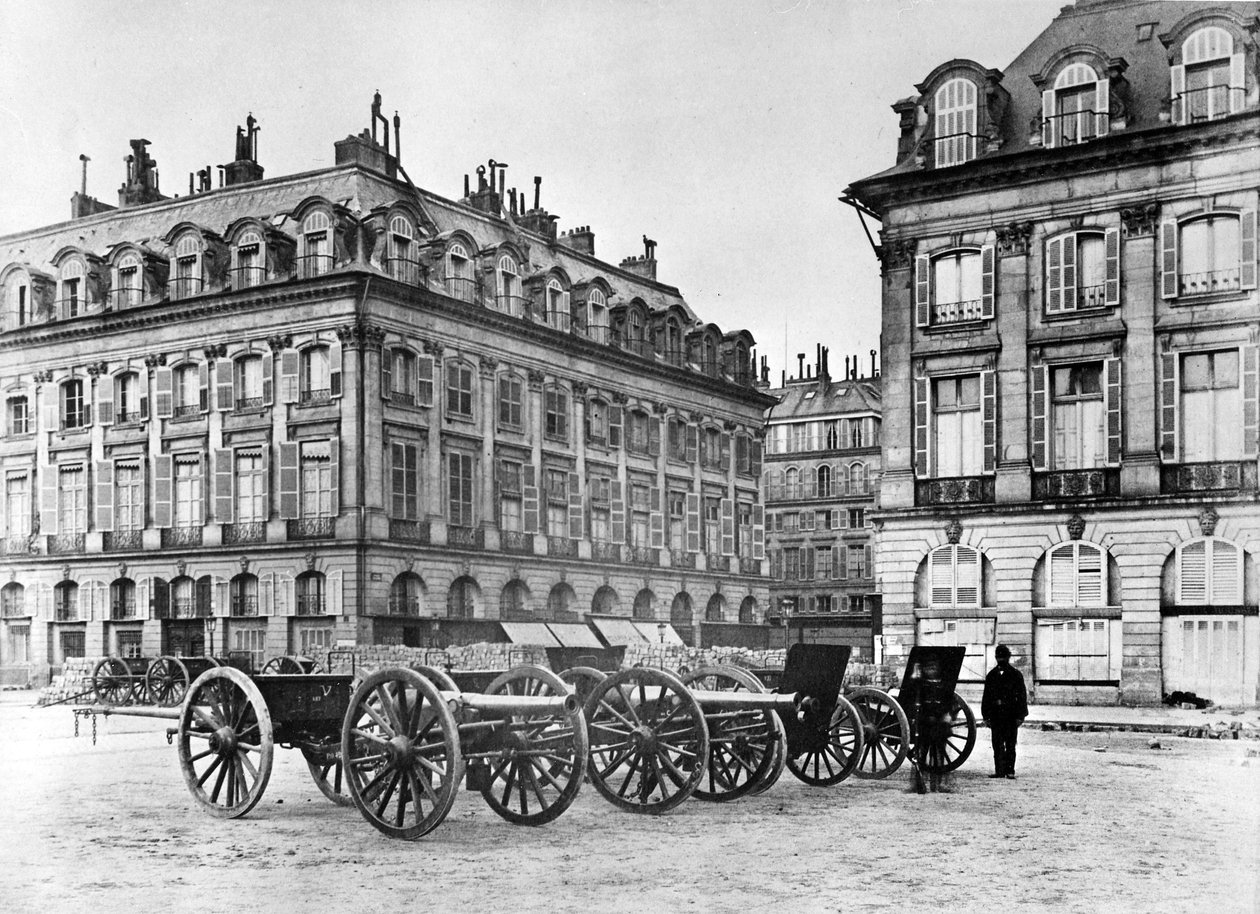 バリケードと大砲のあるパリストリート、1870年 作： フランスの写真家