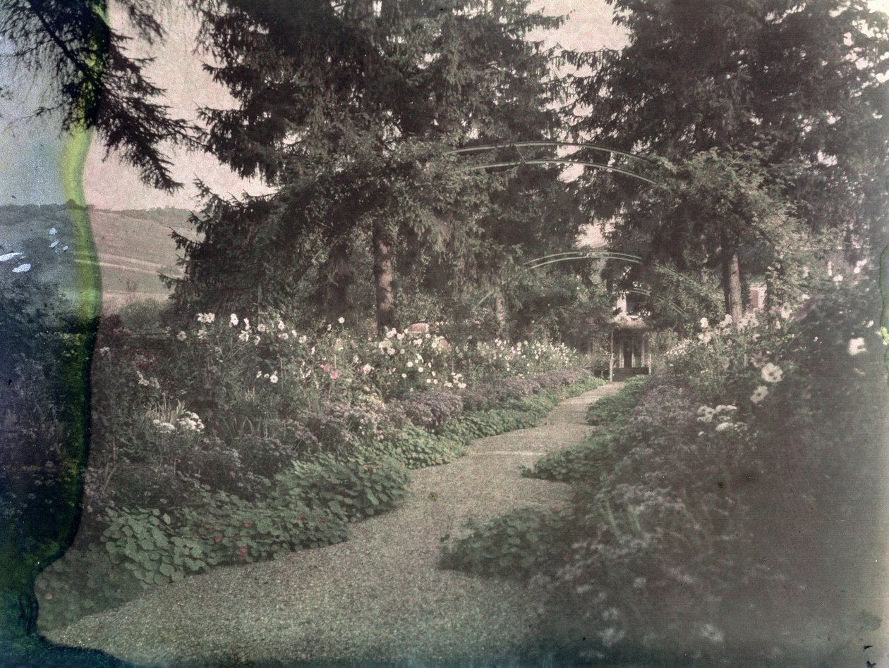 1920年代初頭のジヴェルニーのモネガーデンの小道 作： フランスの写真家