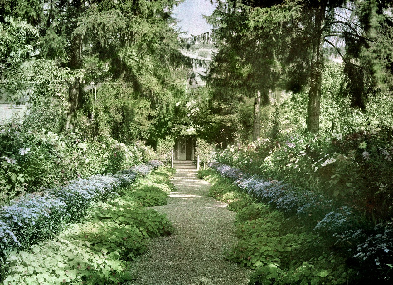 1920年代初頭のジヴェルニーのモネの庭の小道 作： フランスの写真家