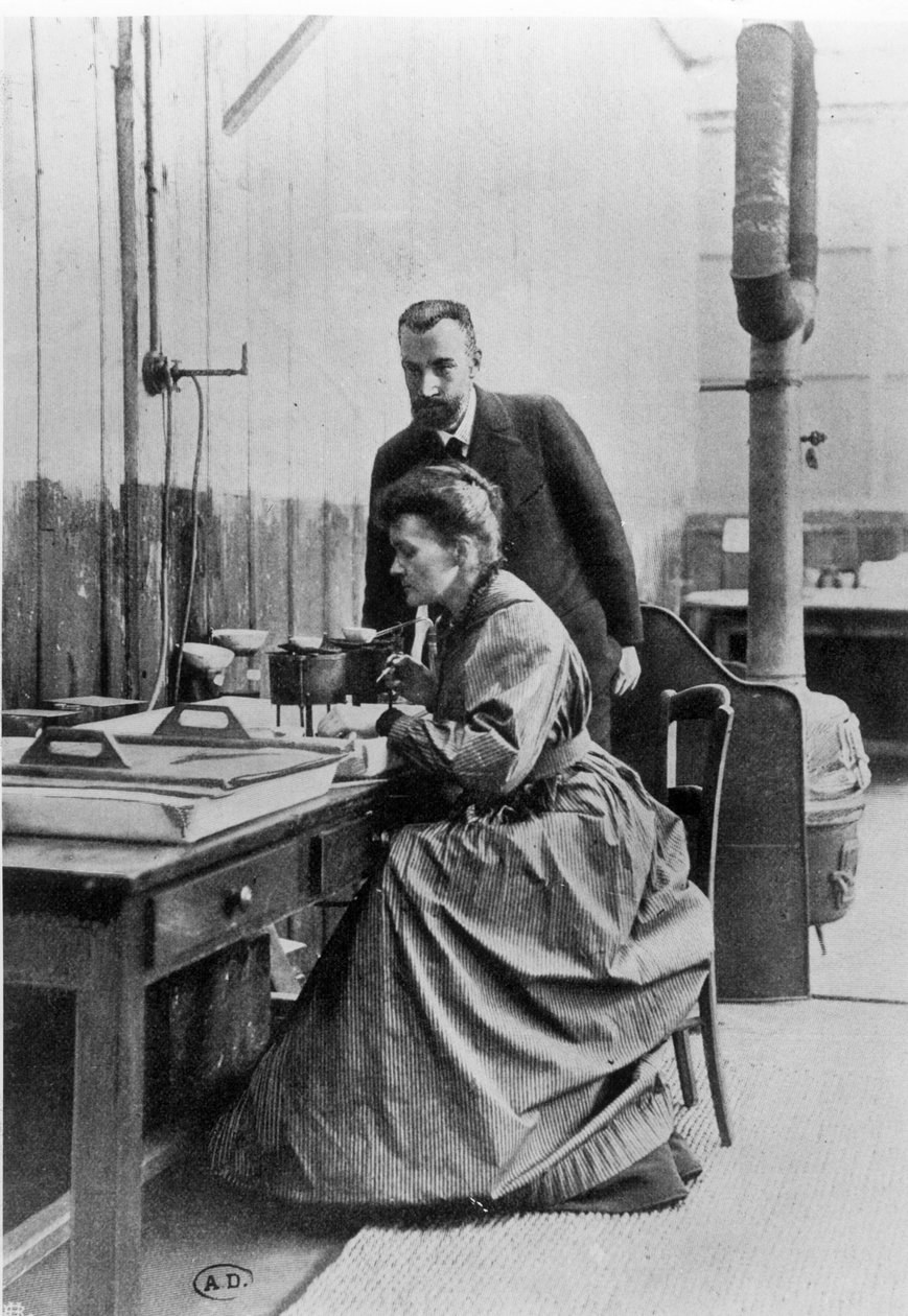 研究室のピエール（1859-1906）とマリーキュリー（1867-1934）、1903年頃 作： フランスの写真家